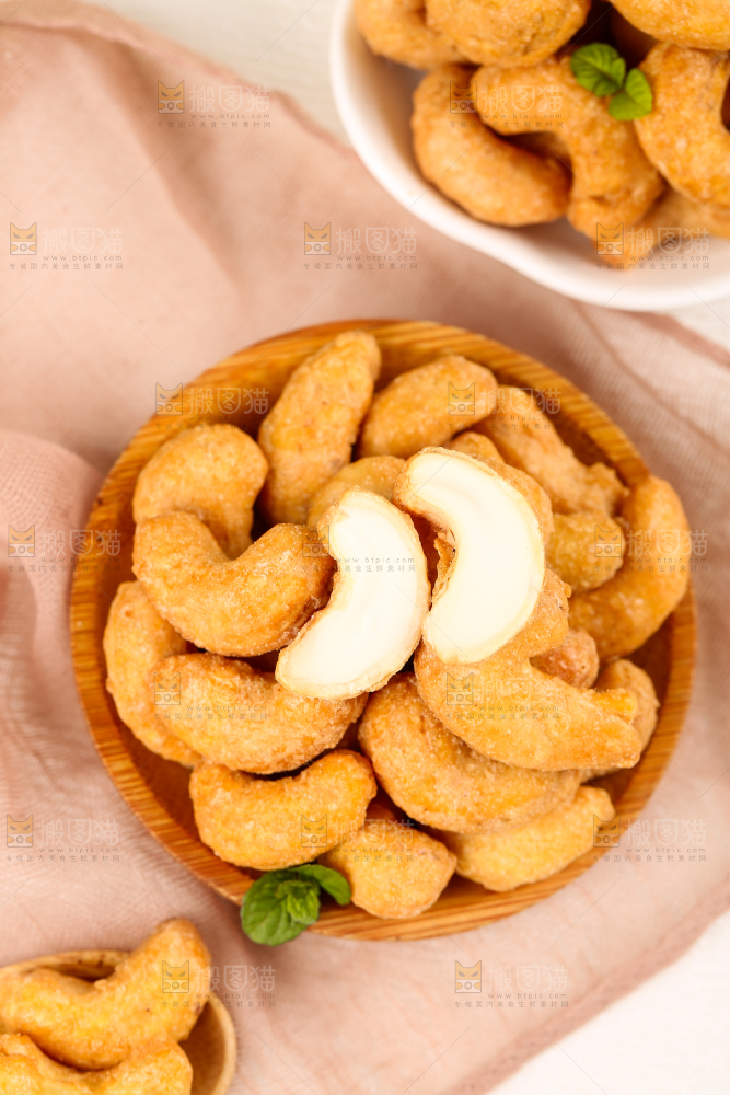 浅底上放着一盘香酥腰果