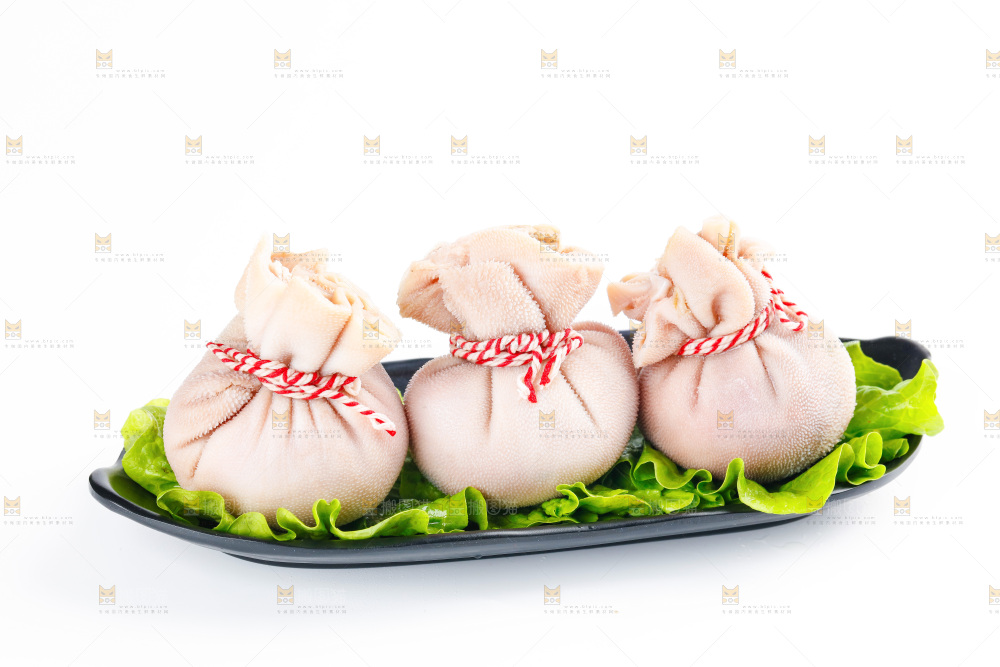 一盘肚包肉放在白底上