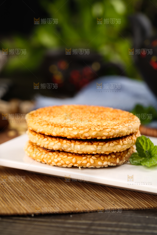 白石板上的芝麻馅饼