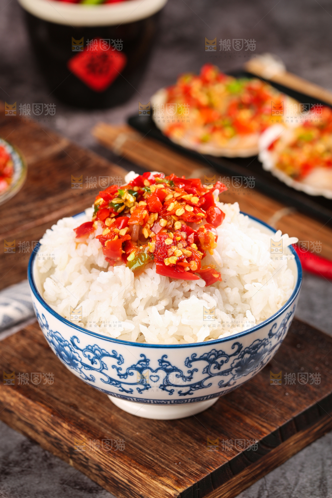 木底上放着一碗辣椒饭