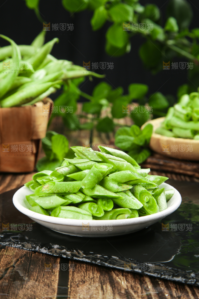 黑底上放着一碟四季豆