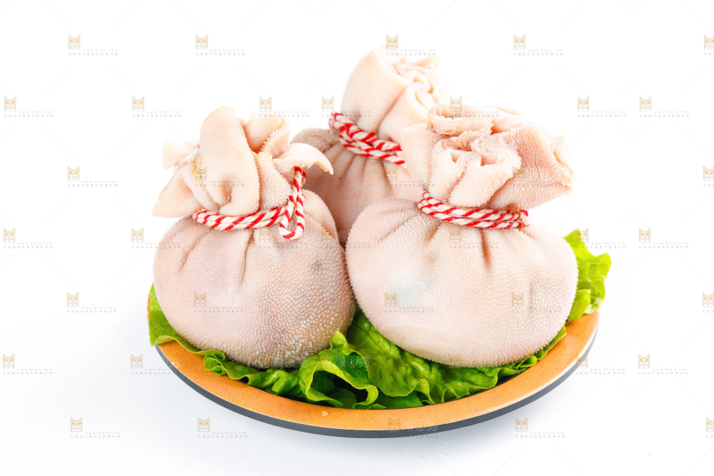 一盘肚包肉放在白底上