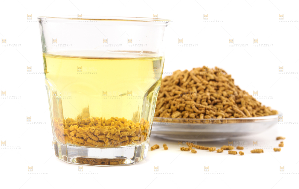 白底上放着一杯苦荞茶