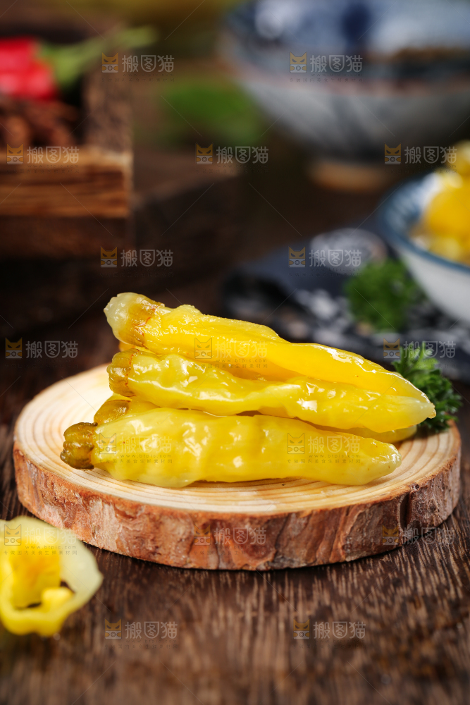 木板上放着野山椒