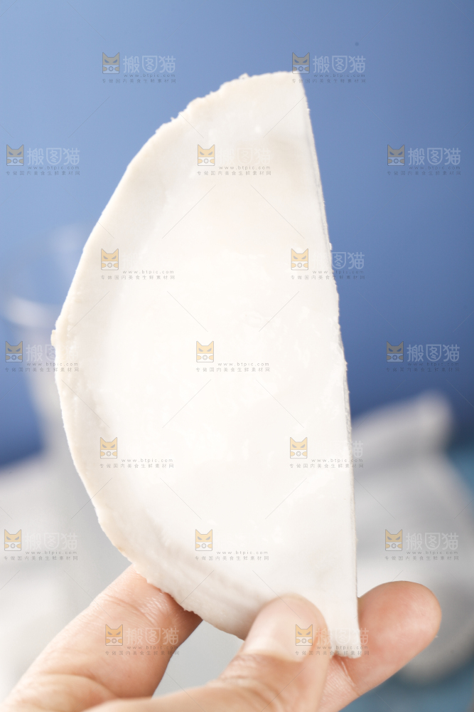 手里拿着椰王果肉