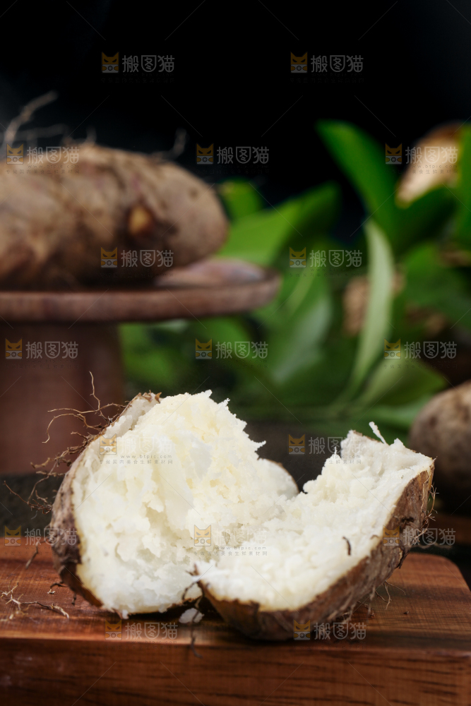掰开的熟毛薯放在白底上