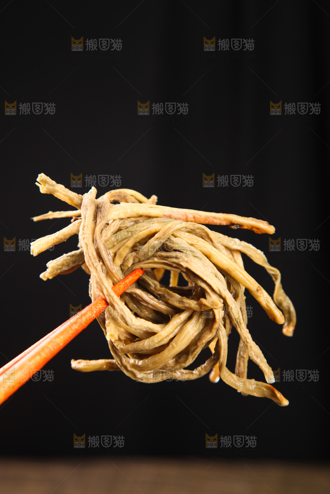 盘子里装着脱水豆角