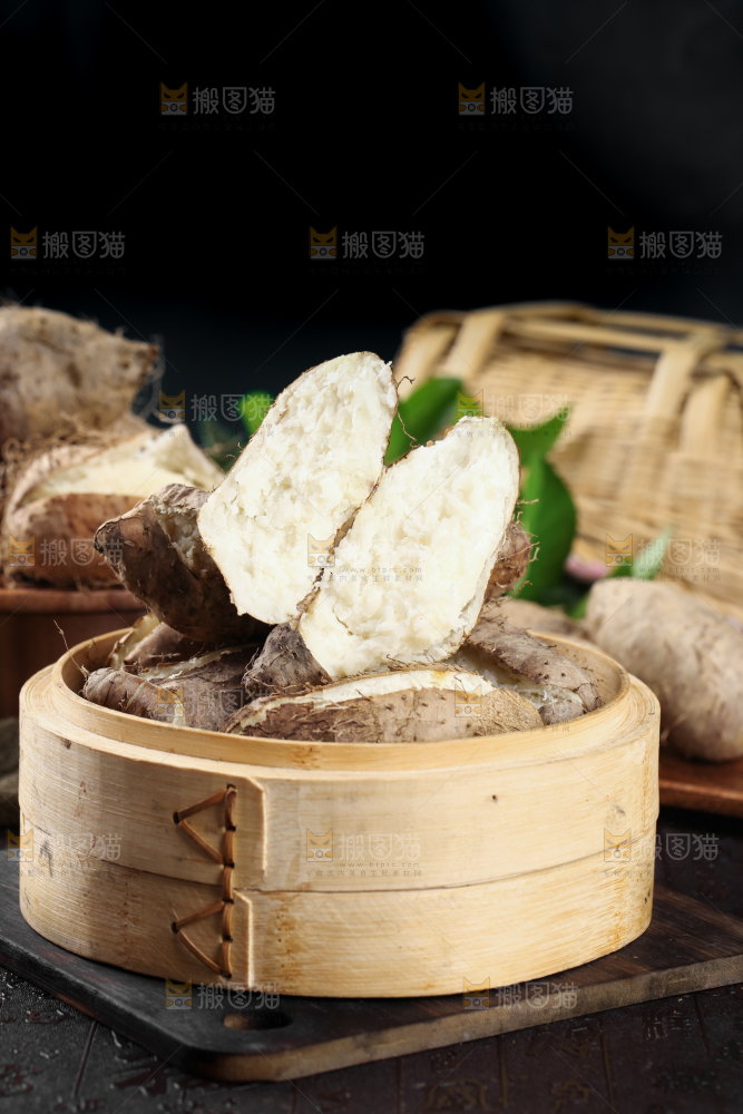 石板上放着一笼熟毛薯