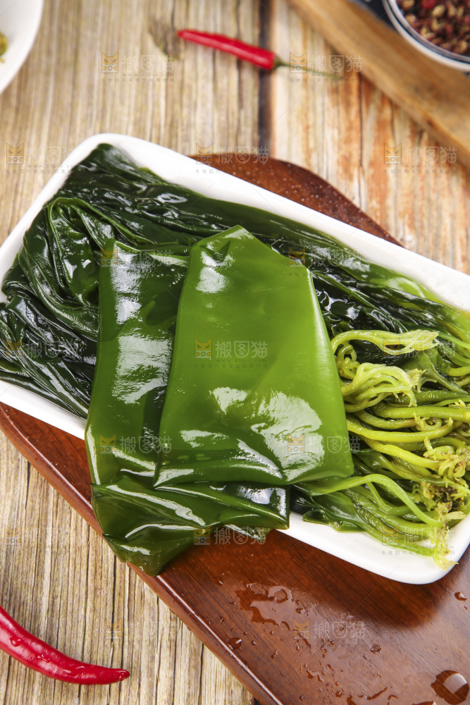 盘子里装着海芥菜