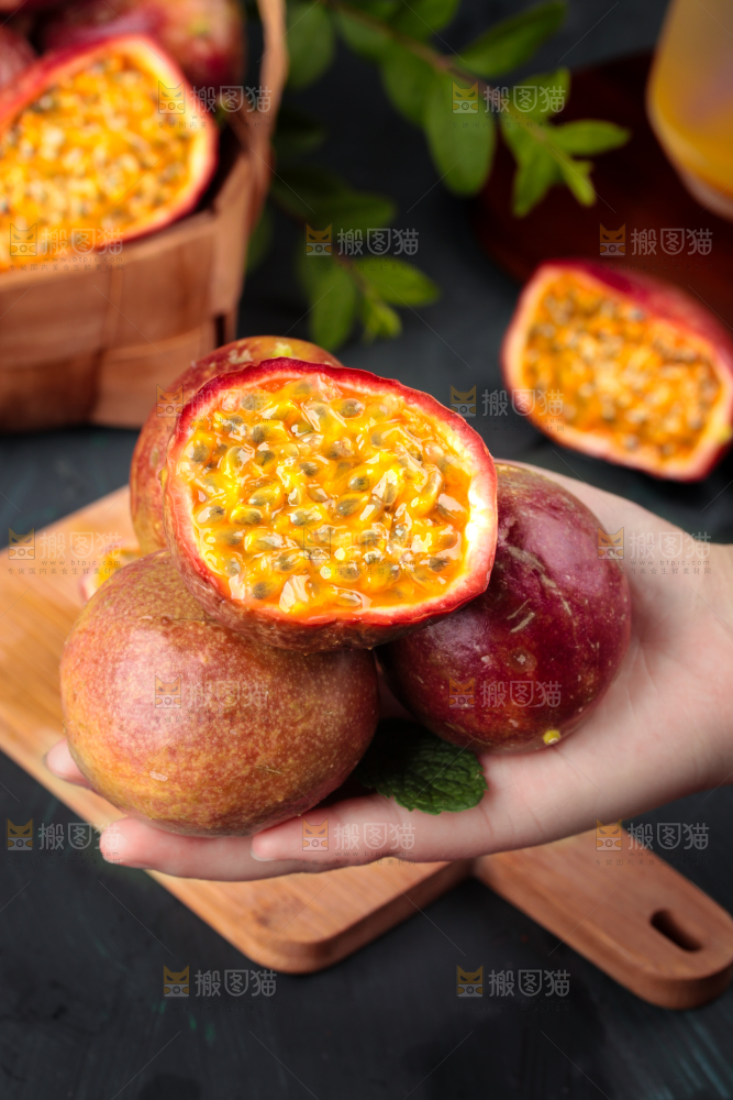 深底上放着红皮百香果