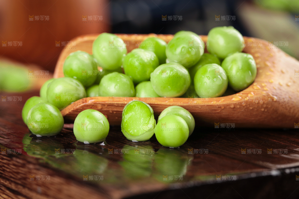 木板上摆放着云南新鲜豌豆