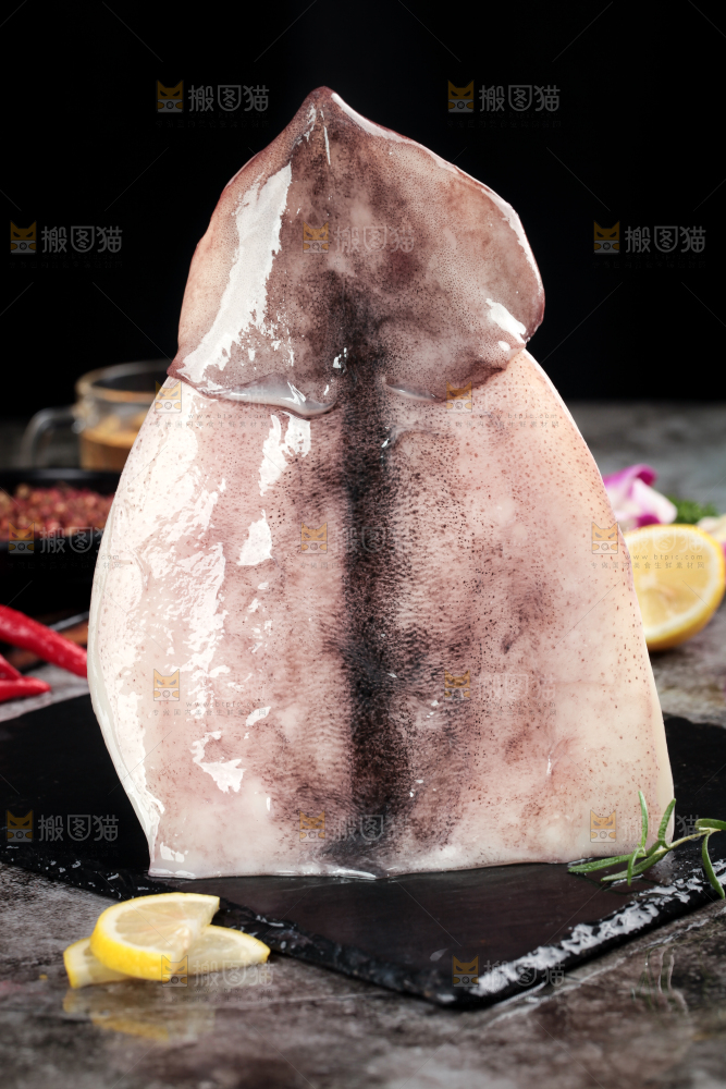 黑石板上摆放着鱿鱼