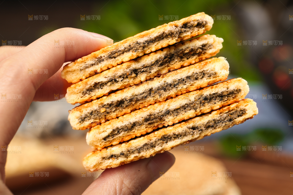 手里拿着芝麻饼