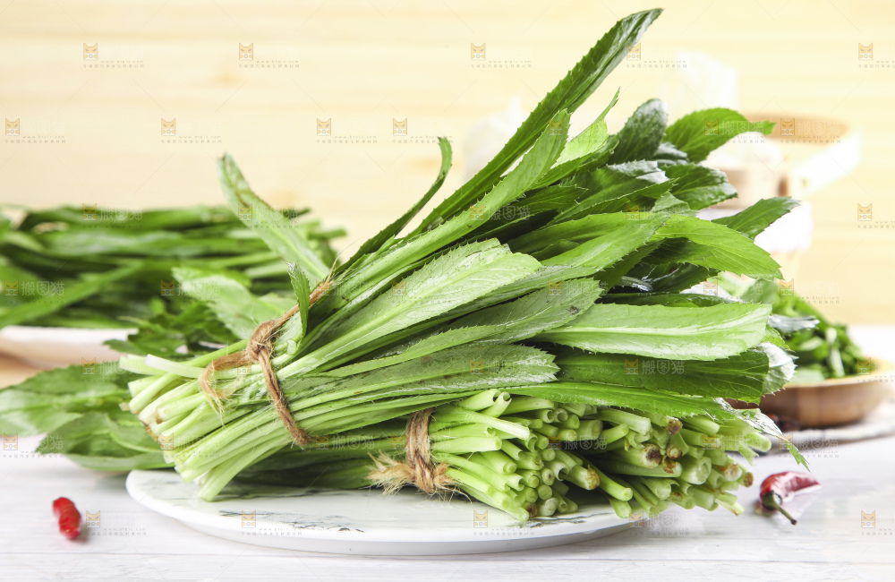 浅底上放着一盘云南大香菜