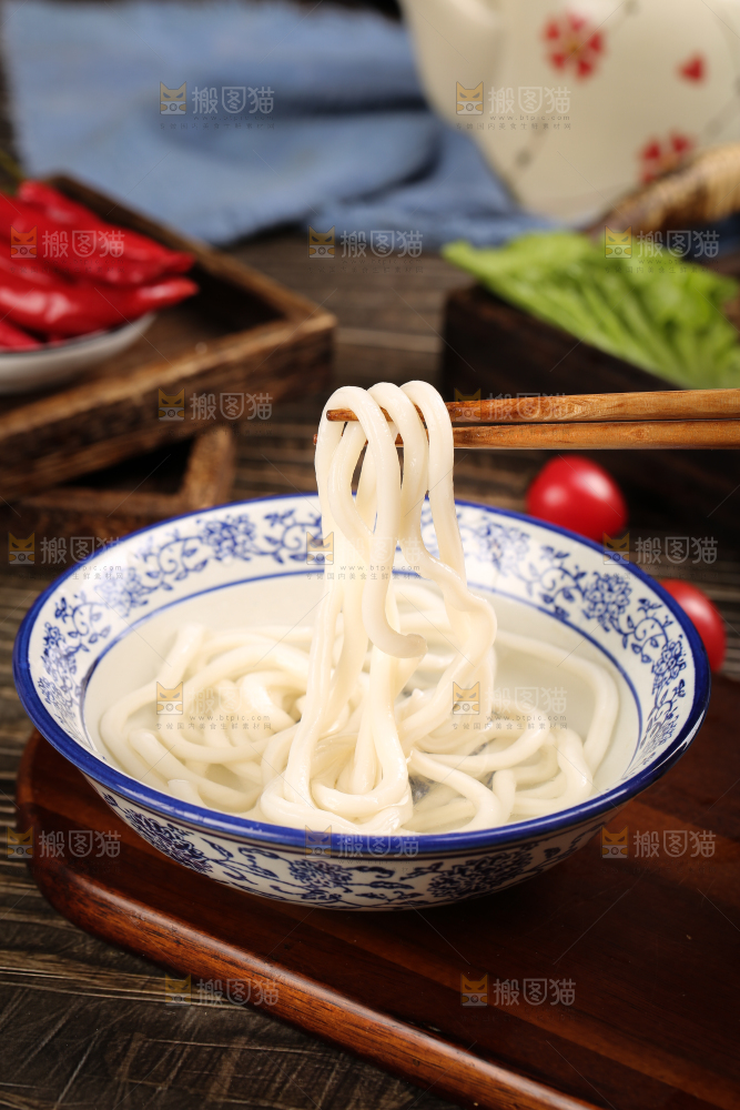 碗里装着乌冬面