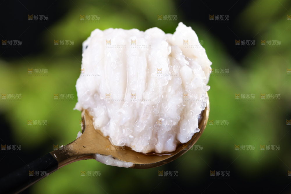 碟子里装着芋泥草莓酱