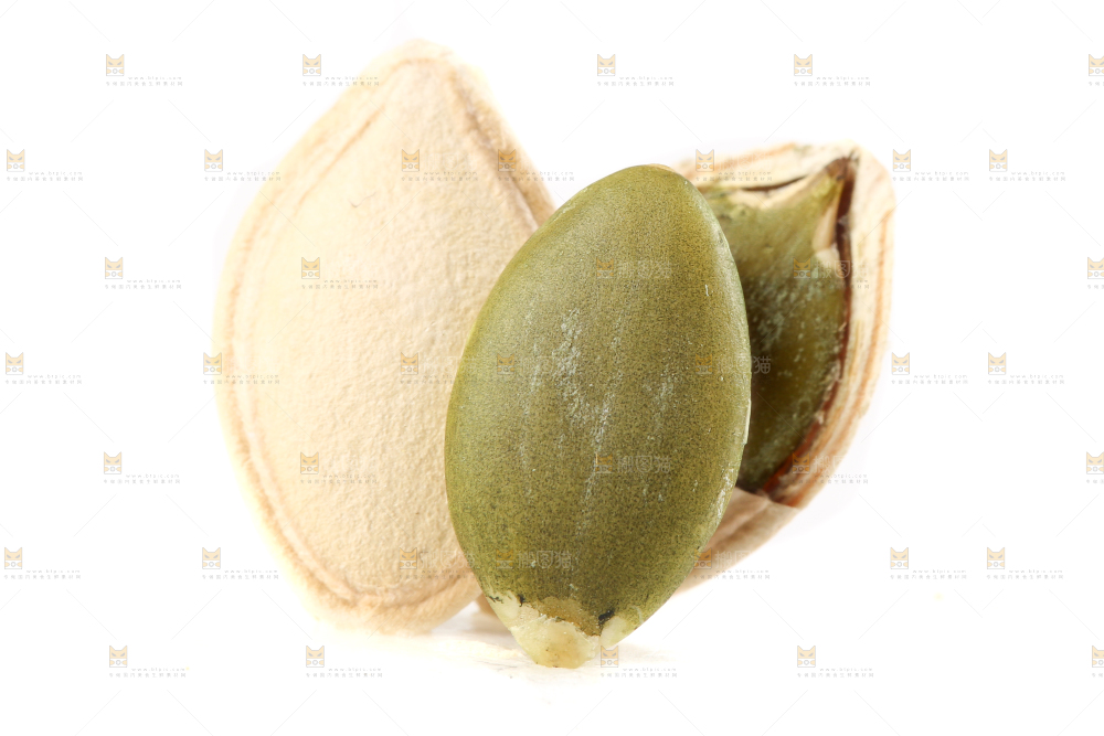 白底上剥皮的原味南瓜子