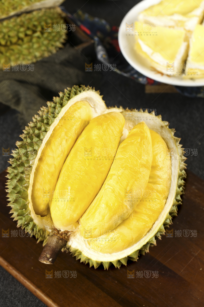 木板上的泰国甲仑榴莲