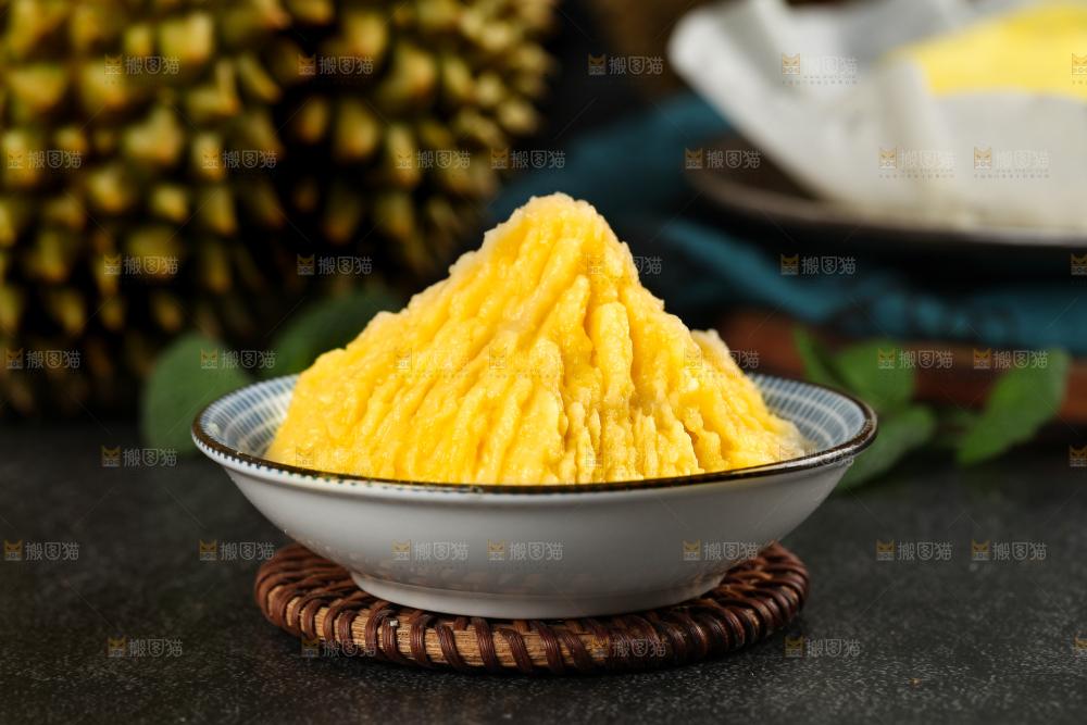 碟子里装着榴莲果泥