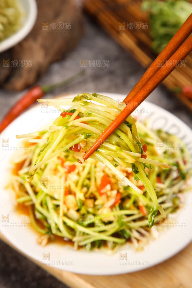 盘子里装着炒豌豆芽苗菜