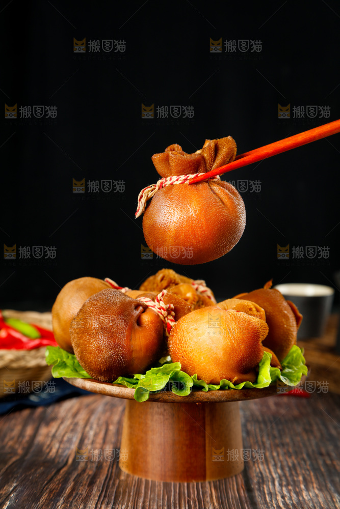 筷子夹着肚包肉