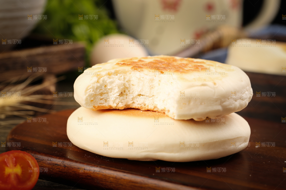 木底上放着蛋奶饼