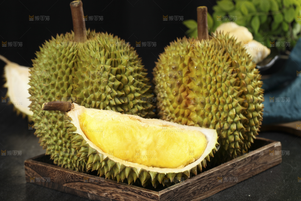 盘子里装着泰国甲仑榴莲