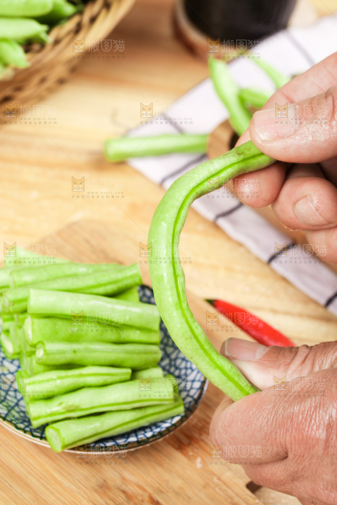 手里拿着云南新鲜四季豆
