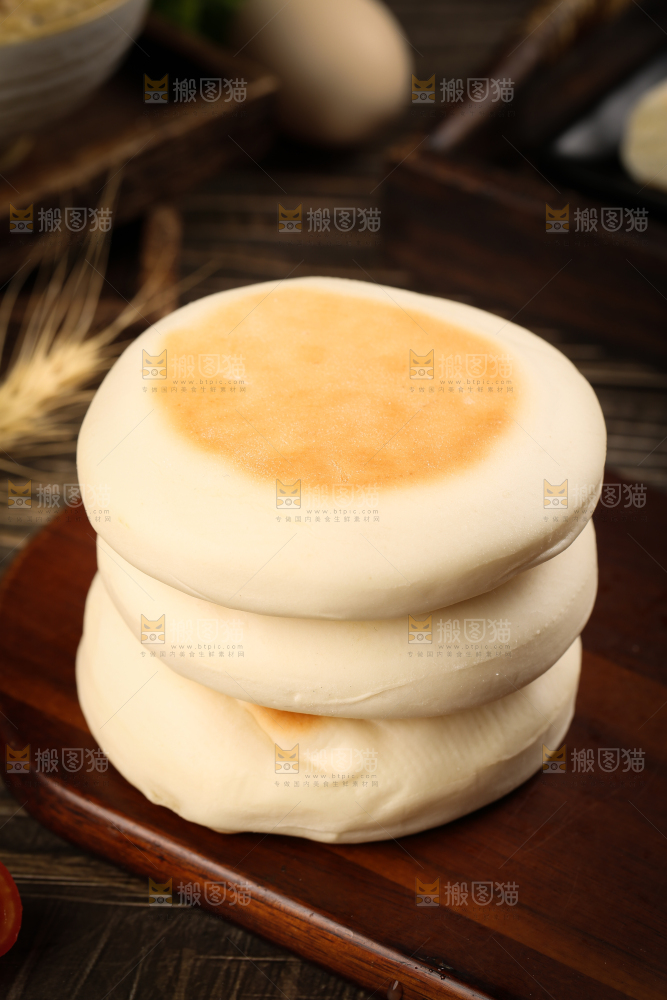 盘子里装着奶香饼