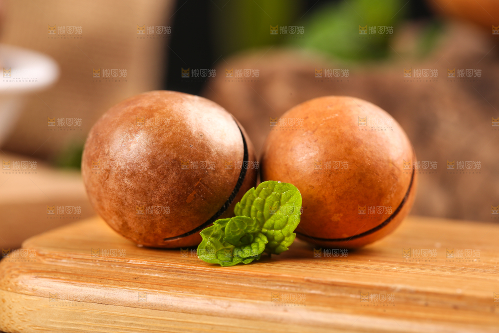 木板上的奶油味夏威夷果