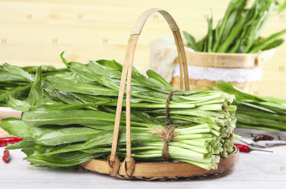 木底上放着一篮刺香菜