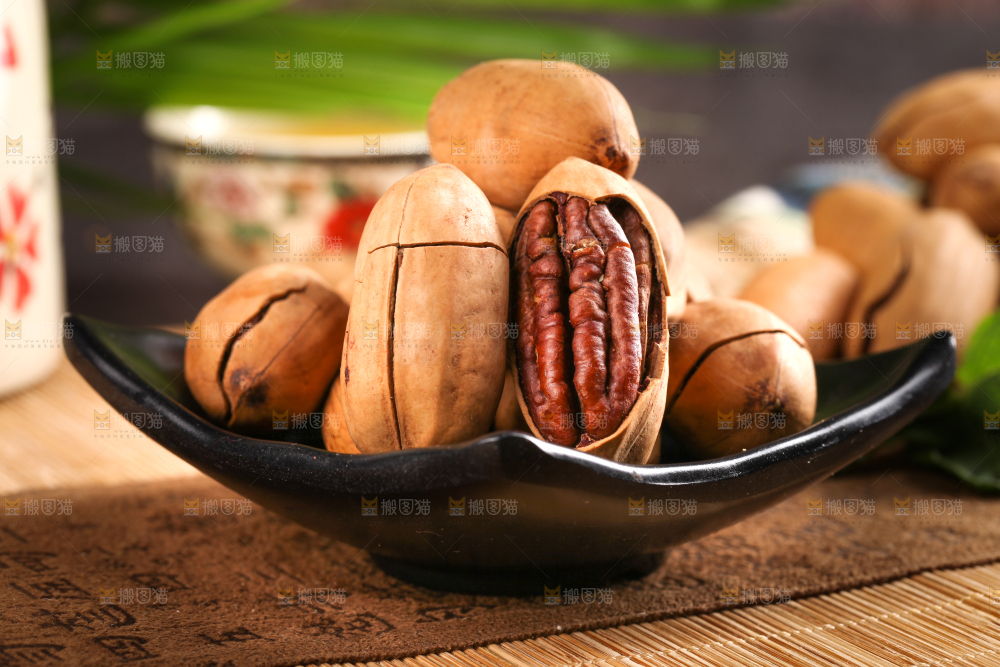 木底上放着一碟长寿果