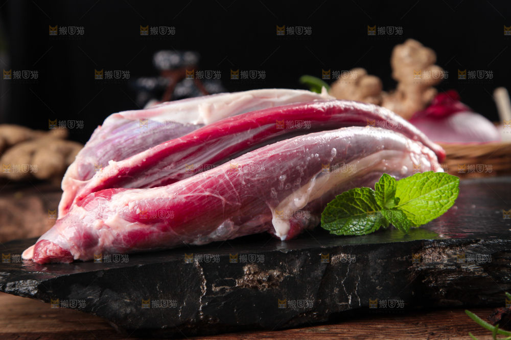 黑石板上的草原散养牛腿肉