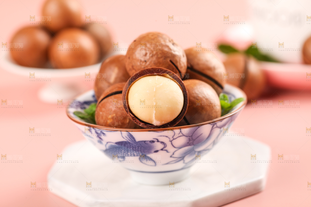 一碗奶香味夏威夷果放在石板上