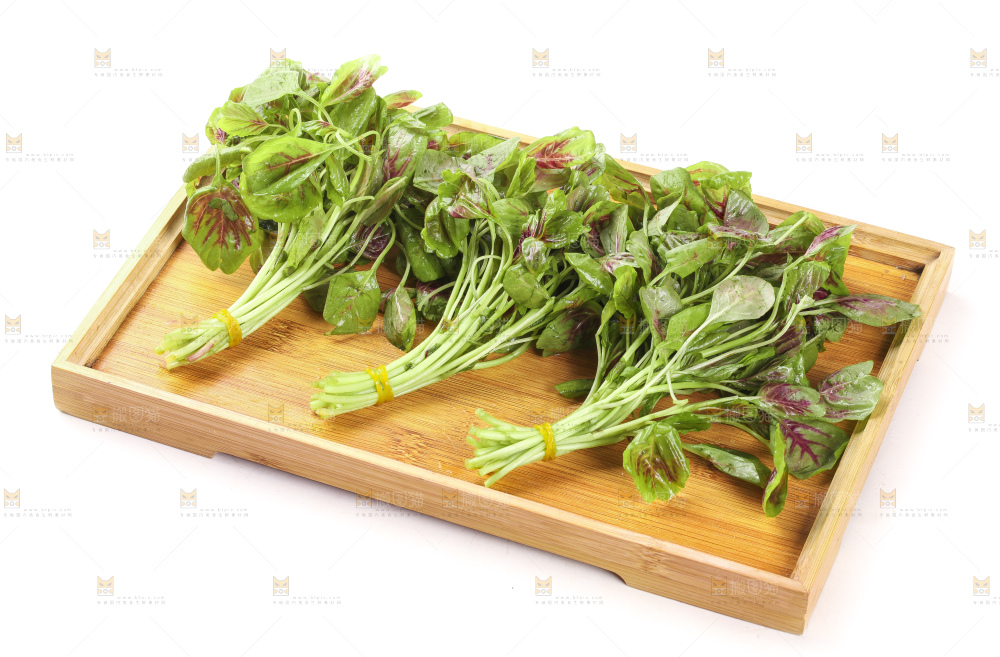 一盘红苋菜放在白底上