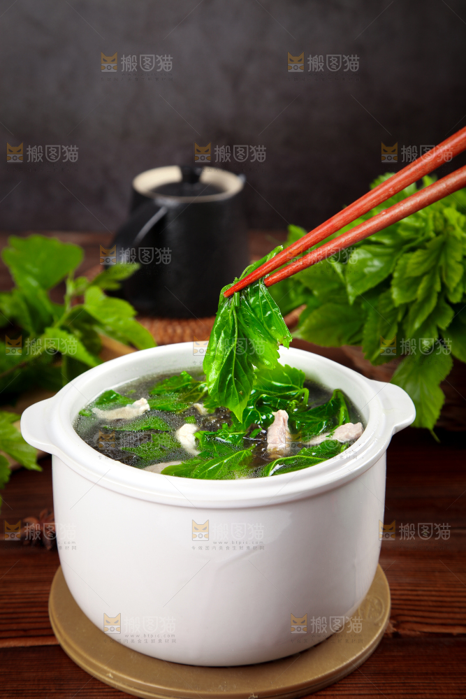 木底上放一碗桑叶瘦肉汤