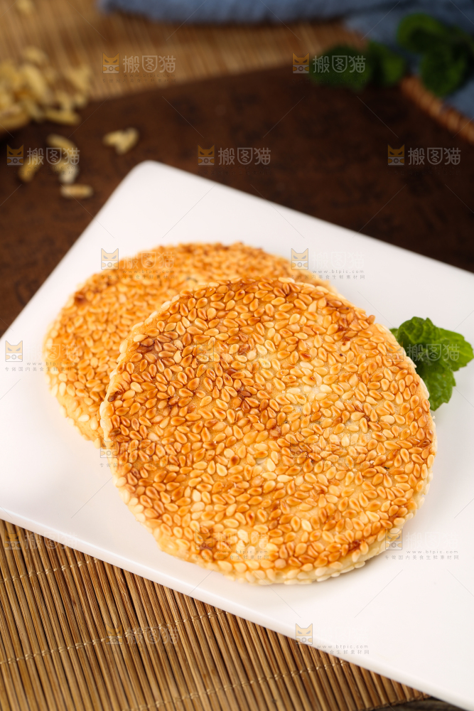 白石板上的芝麻馅饼