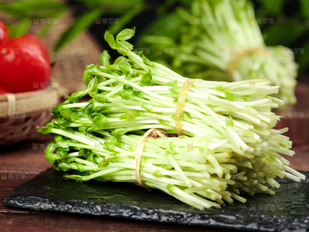 黑石板上的豌豆芽苗菜