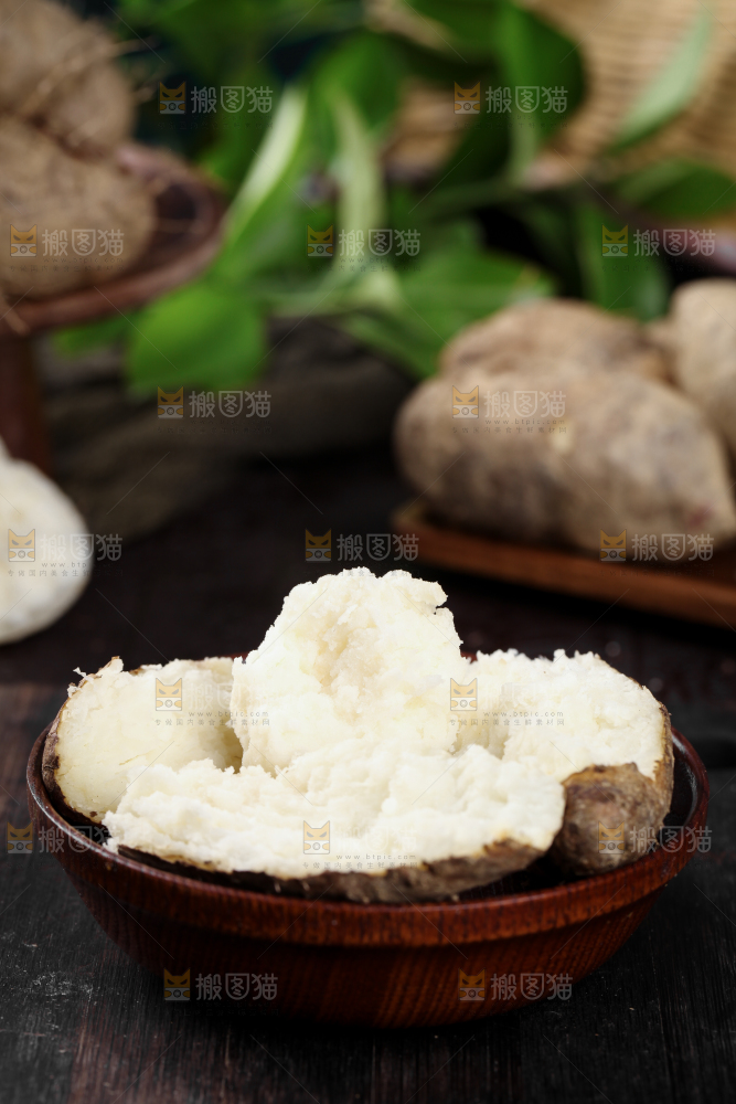 深底上放着一碗熟毛薯