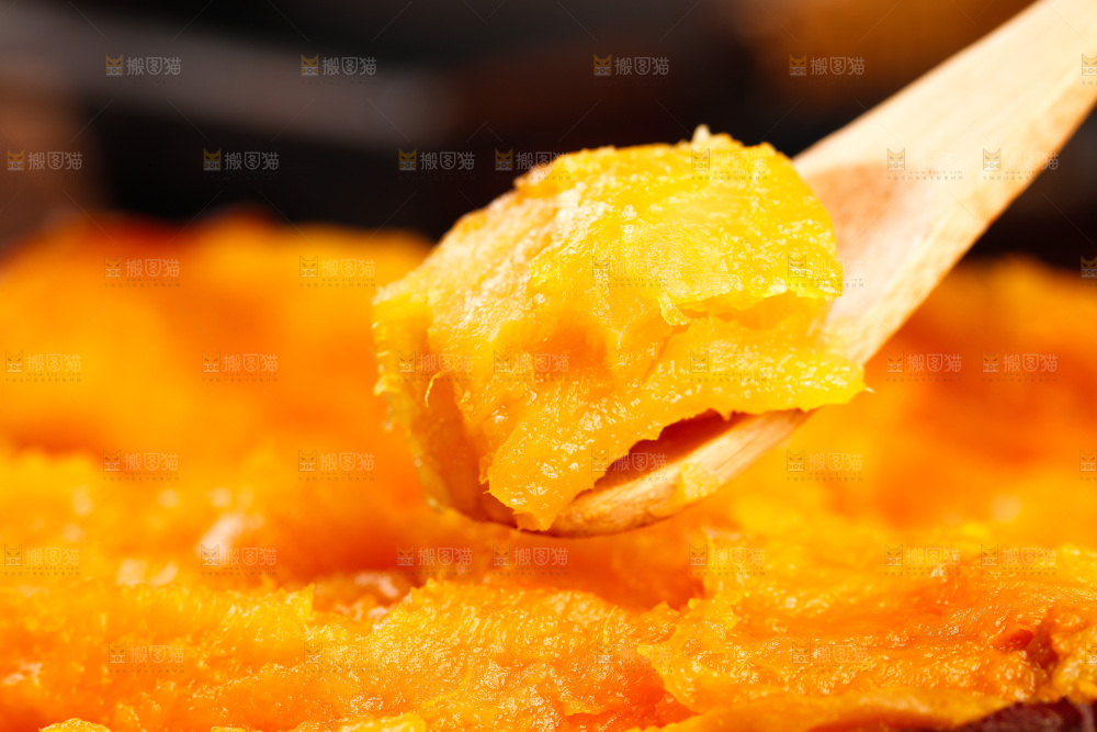 勺子里装着蜜薯果肉