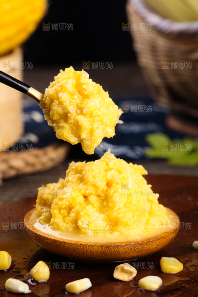 碟子里装着玉米糊