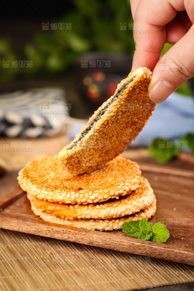 手里拿着芝麻饼