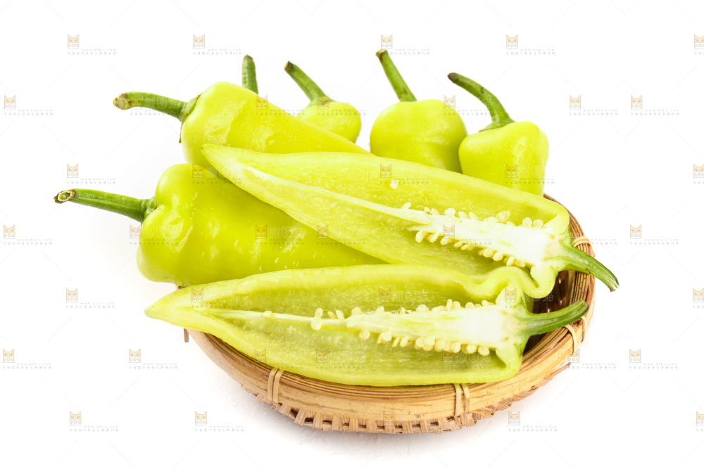 一筐黄辣椒放在白底上