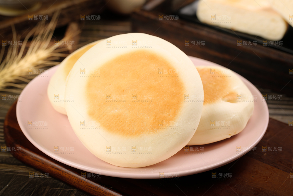 盘子里装着奶香饼