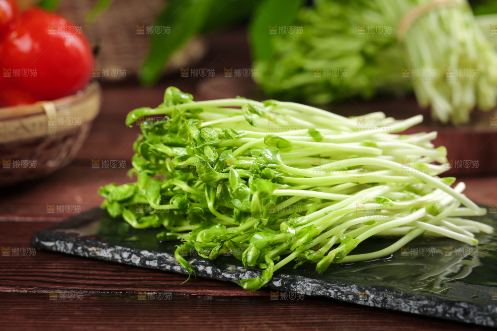 黑石板上的豌豆芽苗菜