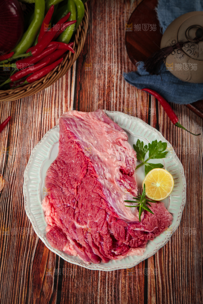 盘子里装着牛腿肉