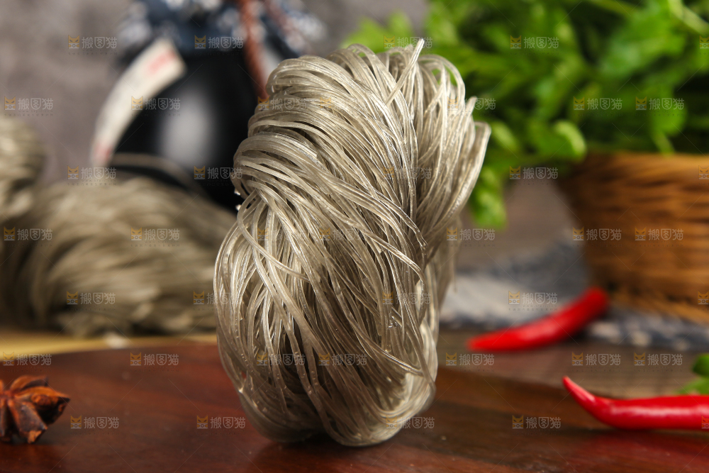 深底上放着手工粉条