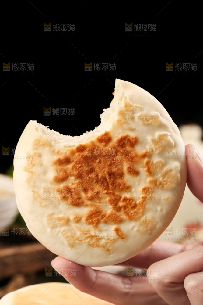 手里拿着无糖蛋奶饼