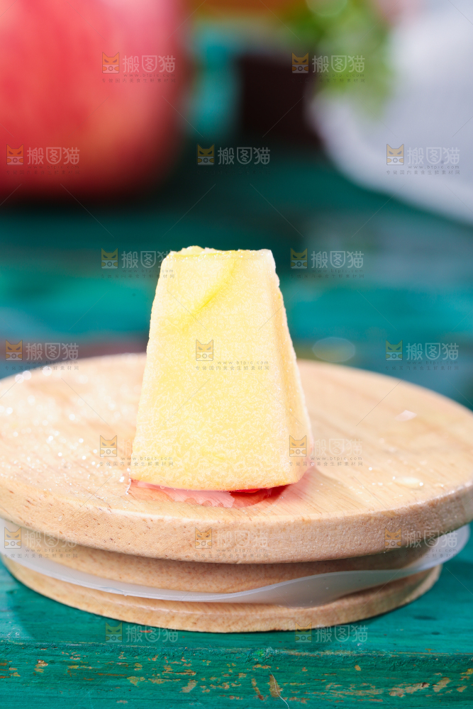 木板上放着苹果果肉