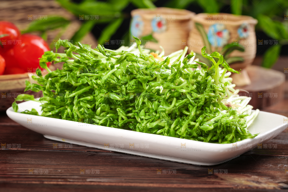 木板上放着豌豆芽